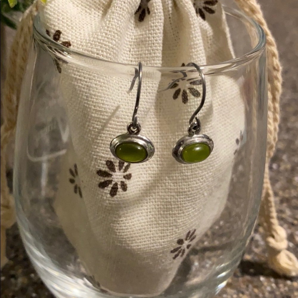 🌿Never worn silver accent w/green stone earrings
